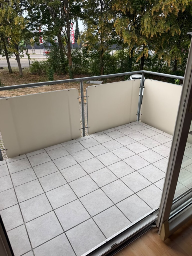 Leer geräumter und gereinigter Balkon mit hellen Fliesen nach einer Entrümpelung